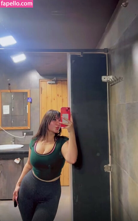 Nishi Tanwar actriz atractiva fotos