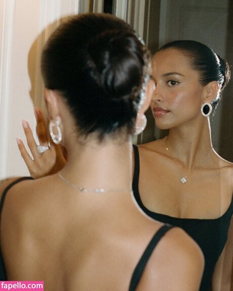 Alexandra Saint Mleux actriz caliente imagen