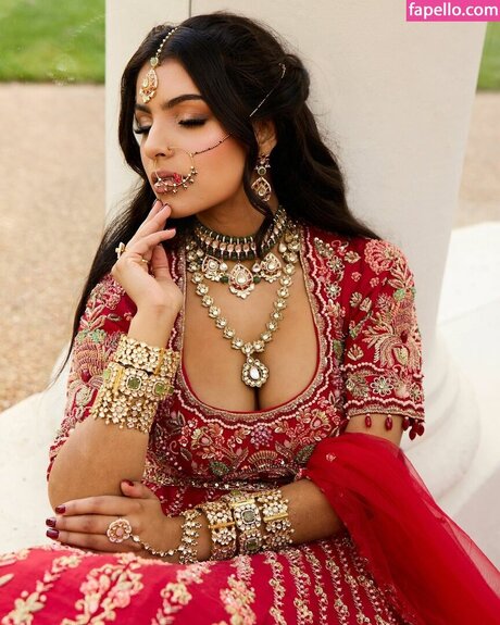 Jaya Thandi modelo libre galería