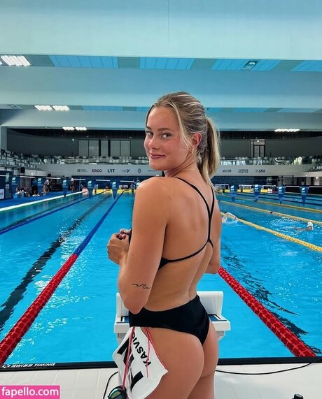 Louna Kasvio hermosa actriz imagen