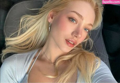 Duygu German modelo hermosa fotos