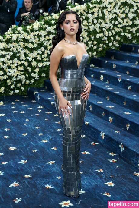 Jenna Ortega modelo agradable imágenes