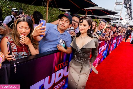 Jenna Ortega estrella porno de arte galerías