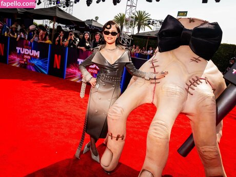 Jenna Ortega desnudos de estrellas porno foto