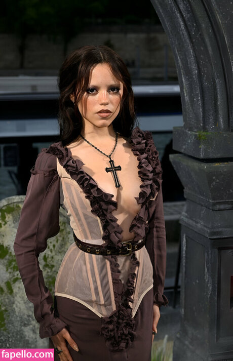 Jenna Ortega estrella porno perfecta archivo