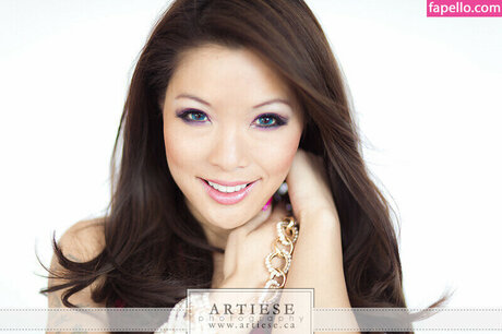 Stephanie Ly estrella del arte foto