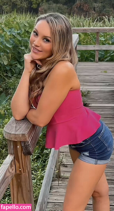 Kiara Louviere modelo superior imágenes