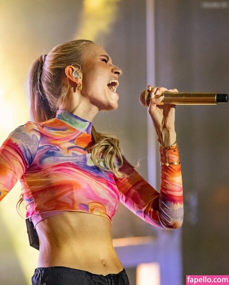 Carolin Niemczyk arte modelo imagen