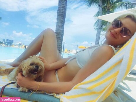 Skyler Samuels actriz caliente galería