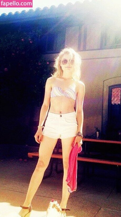 Skyler Samuels modelo atractivo galería