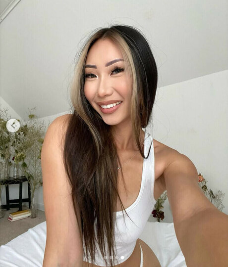 Ena Lor Hmong estrella porno de alta calidad imagen