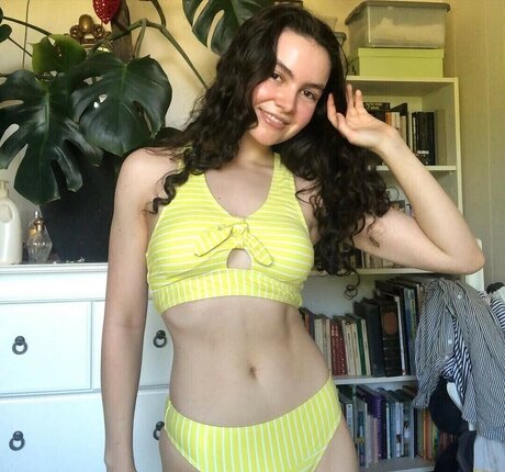 Lucy Holz actriz desnuda foto