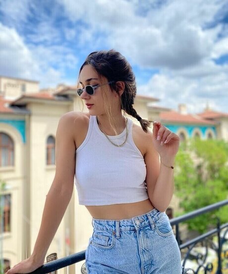 zeynepsedefaydemir actriz de desnudos fotos