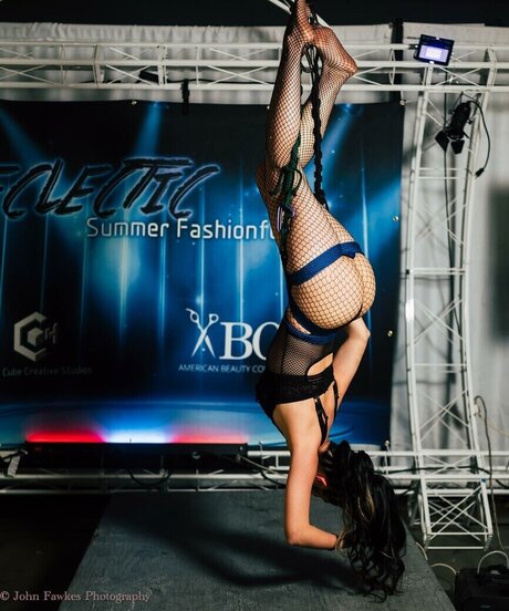 Bessy Q modelo adulto foto