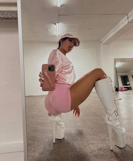 Nina Janova modelo sexy galería