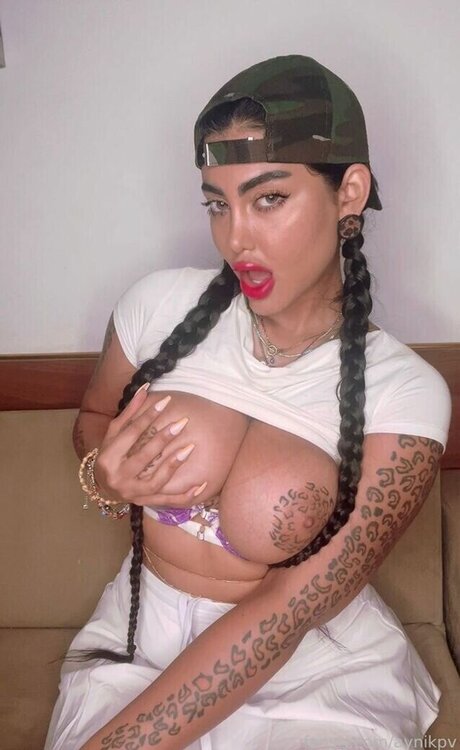 Aida Nikbakhti modelo de arte recopilación