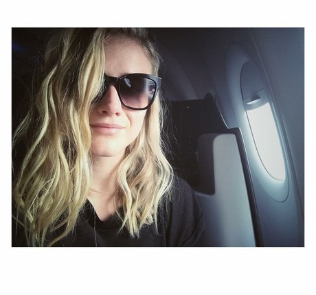 Olivia Taylor Dudley arte modelo fotos