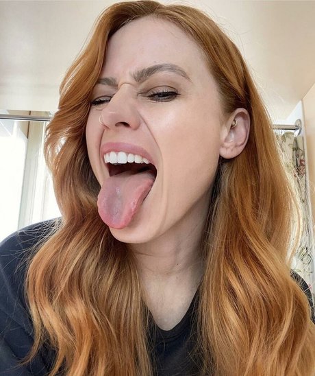 Olivia Taylor Dudley modelo caliente foto