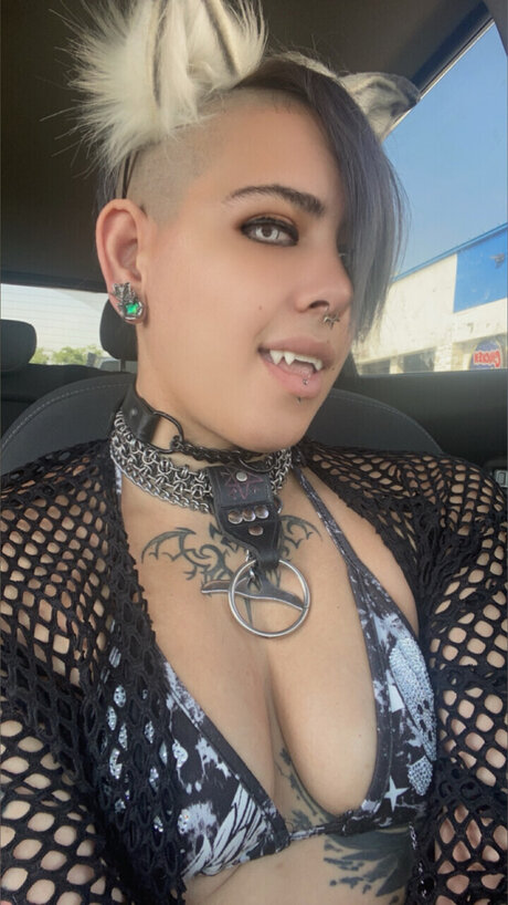 Azrael the goth pup actriz foto