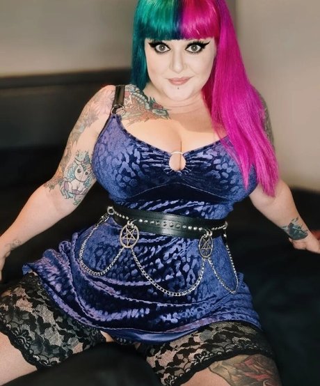 Gothabilly queen estrella adulta imagen