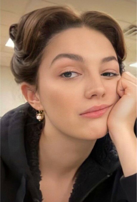 Ella Hunt hermosa modelo archivo