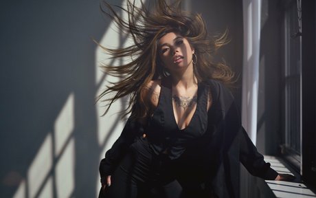 Mikah Tia buena estrella porno imagen