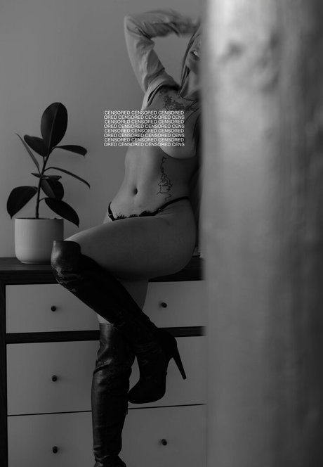 Mikah Tia desnudos estrella porno galería