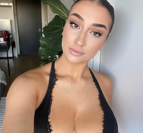 Carla Dior estrella caliente galerías