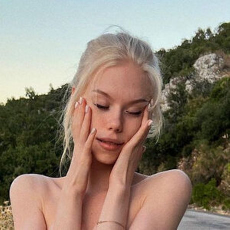 Sonyaplush modelo de alta calidad galería