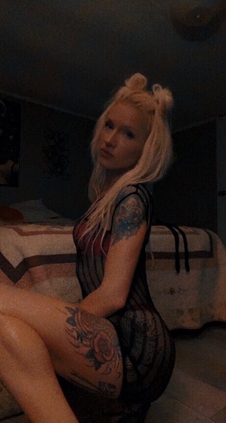 TrailerTrashBaddie actriz de desnudos imágenes