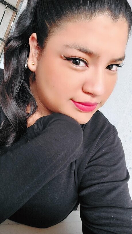 onlyfans de chicas góticas de grandes tetas bastante erótico foto