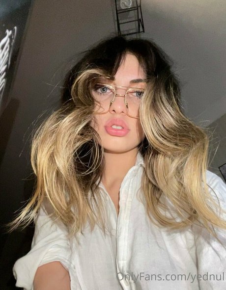 Yednul estrella porno atractiva galerías