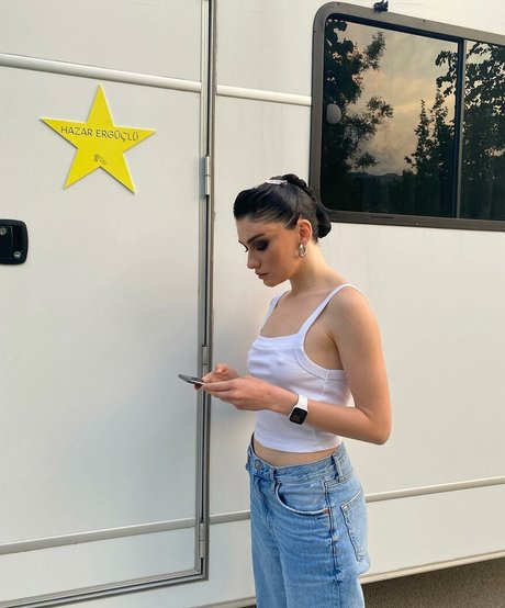 Hazar Erguclu actriz de alta calidad archivo