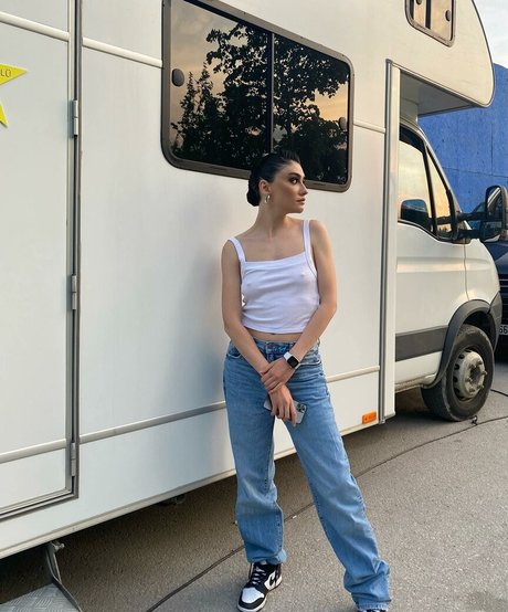 Hazar Erguclu actriz porno galerías