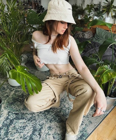 Leonie Busse modelo desnuda foto