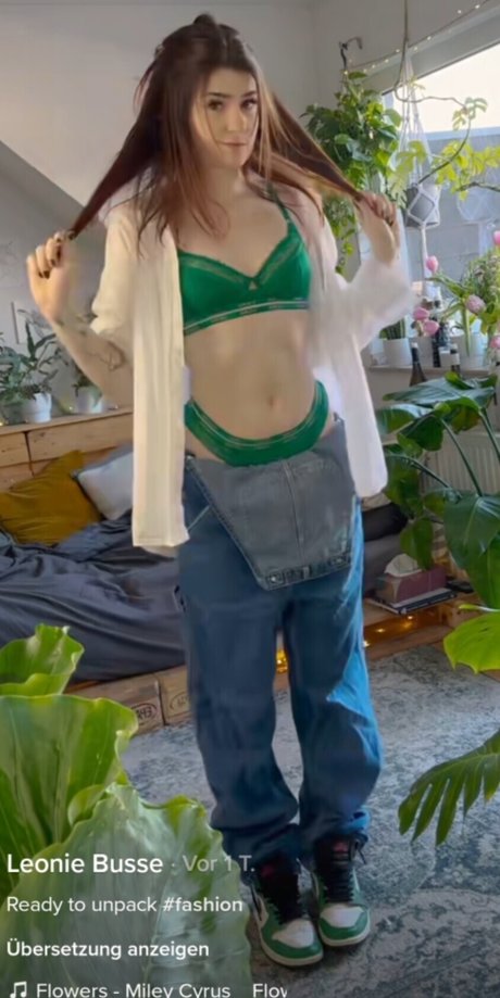 Leonie Busse hermosa actriz foto