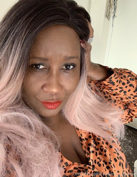 madam___caramel modelo caliente foto