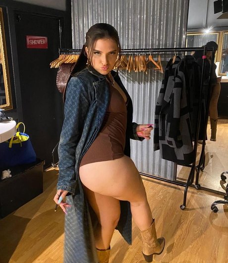 Mae Muller estrella sexy imágenes