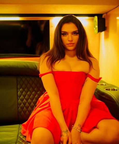 Mae Muller hermosa modelo imágenes