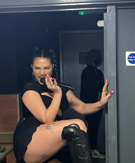 Mae Muller modelo xxx galería