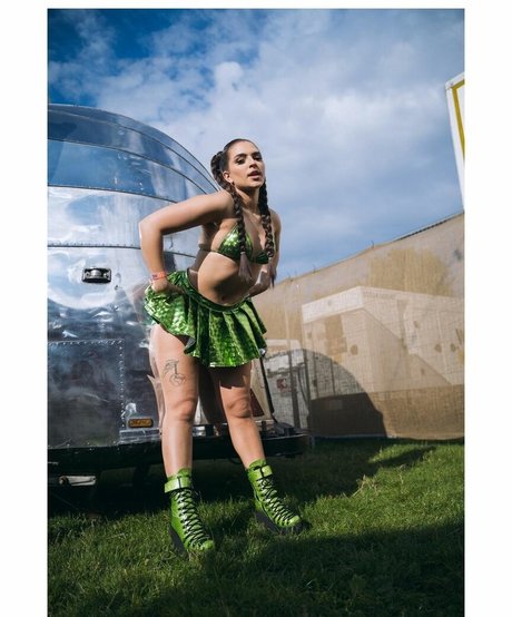 Mae Muller modelo gratis imágenes