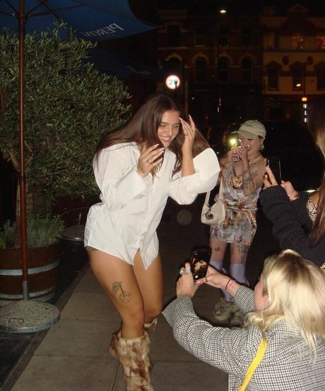 Mae Muller hermosa estrella archivo