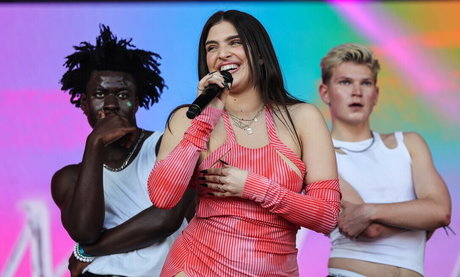 Mae Muller modelo mejor fotos