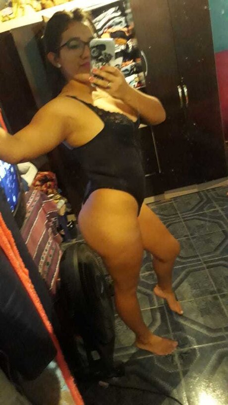 Shir modelo adulto archivo