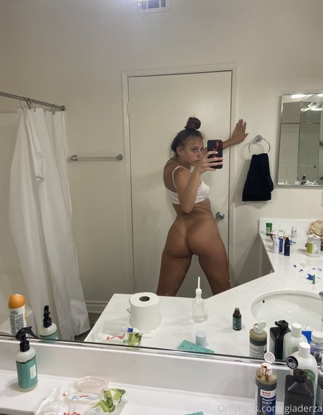 Gia Derza estrella porno de arte foto