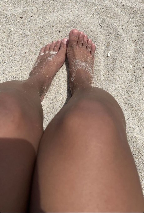 Mia Martinez actriz desnuda foto