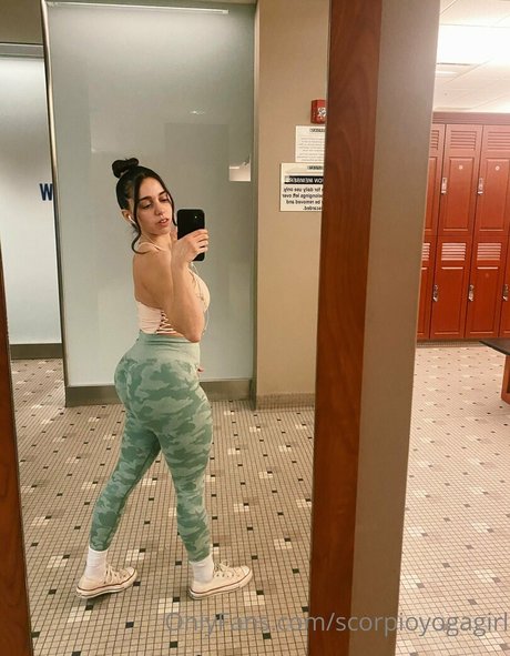 scorpioyogagirl estrella porno atractiva fotos