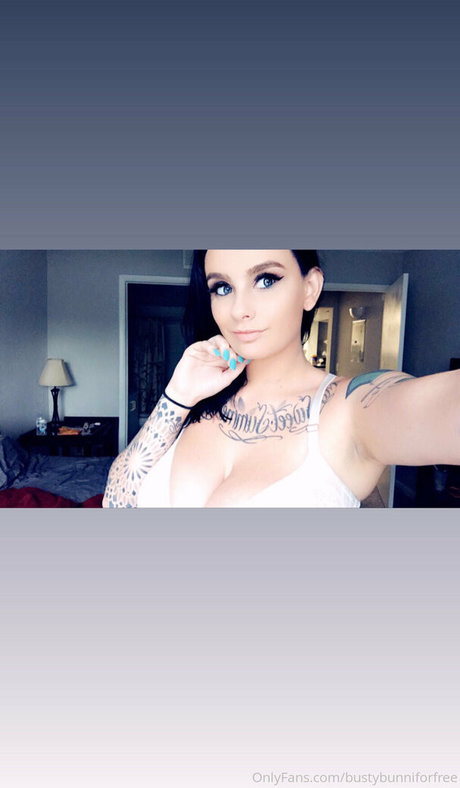 bustybunniforfree modelo desnudo archivo
