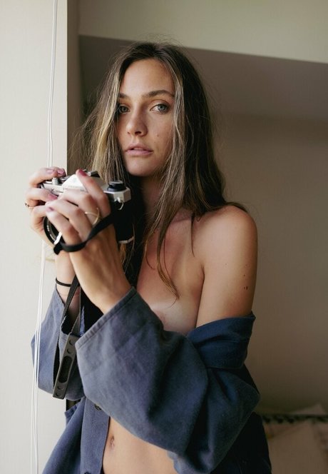 Emily Hall actriz libre archivo