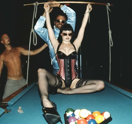 Dita Von Teese estrella porno desnuda archivo